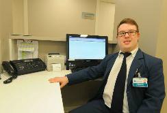 Fernando Barbosa, de 25 anos, trabalha em um hospital na Capital  Crédito da foto: Samuel Maciel