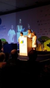 Breno Viola e Fernanda Honorato falam durante a abertura do VII Congresso Brasileiro Sobre Síndrome de Down.