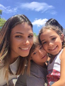 Foto com Cristiane Zamari Diogo e seus filhos Bernardo, que tem síndrome de Down, e Valentina, que não tem síndrome de Down.